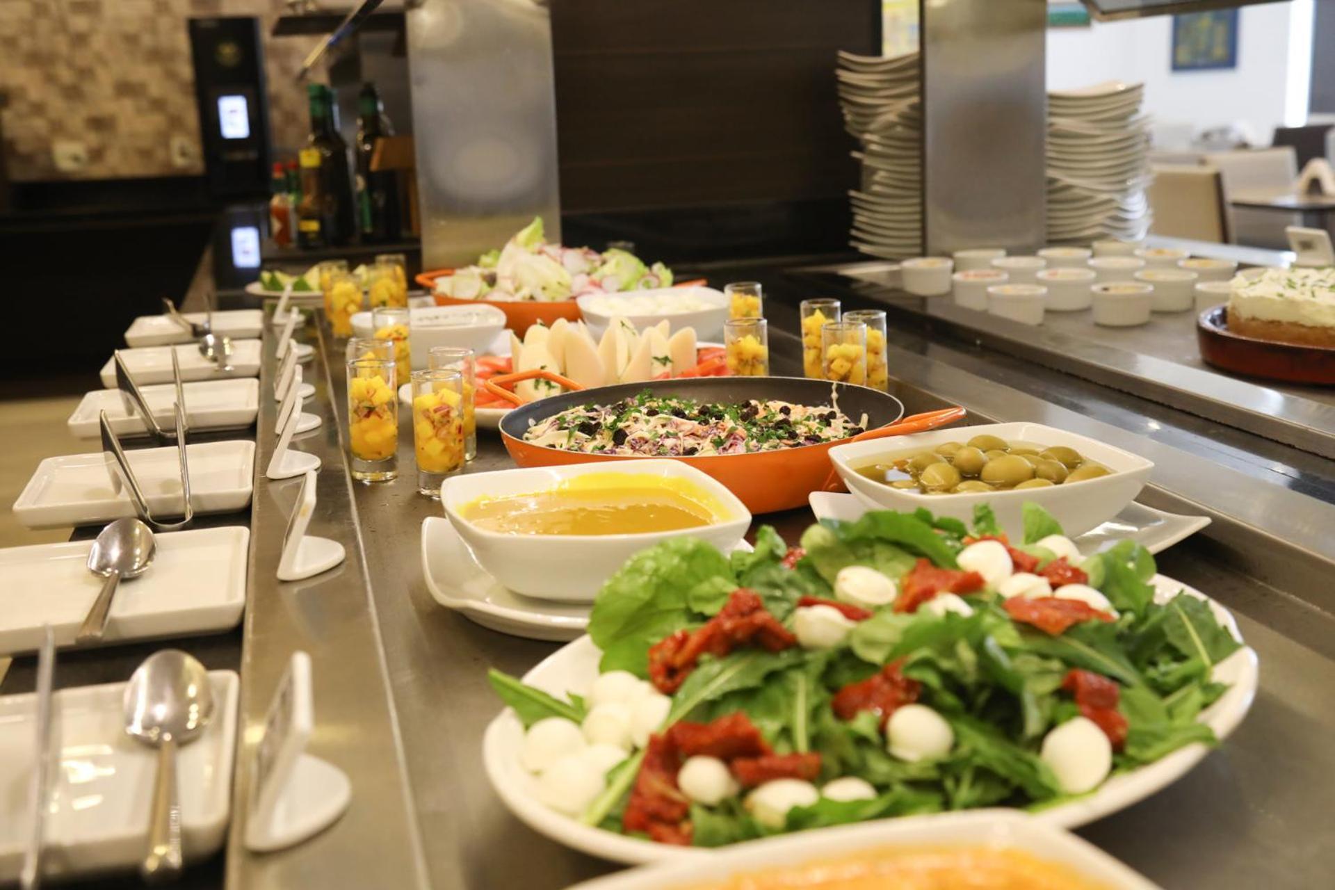 Готель Tryp By Wyndham Рібейран-Прету Екстер'єр фото A salad bar