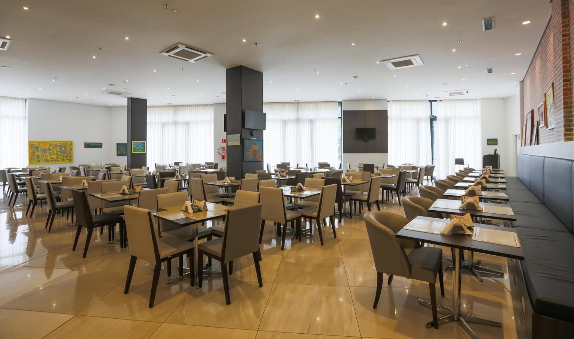 Готель Tryp By Wyndham Рібейран-Прету Екстер'єр фото The dining room at the airport