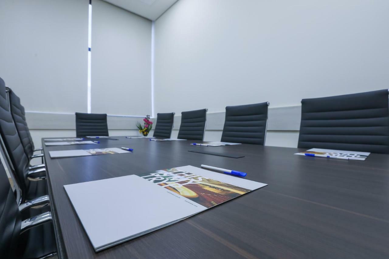 Готель Tryp By Wyndham Рібейран-Прету Екстер'єр фото A meeting room