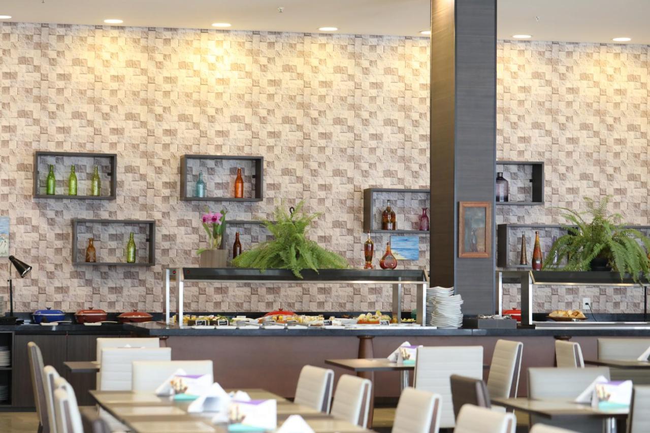 Готель Tryp By Wyndham Рібейран-Прету Екстер'єр фото A buffet at a restaurant