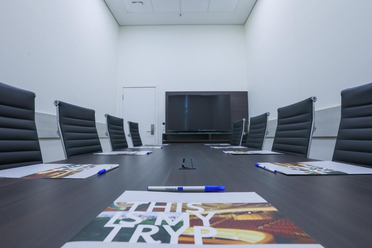 Готель Tryp By Wyndham Рібейран-Прету Екстер'єр фото A meeting room at the headquarters of the company