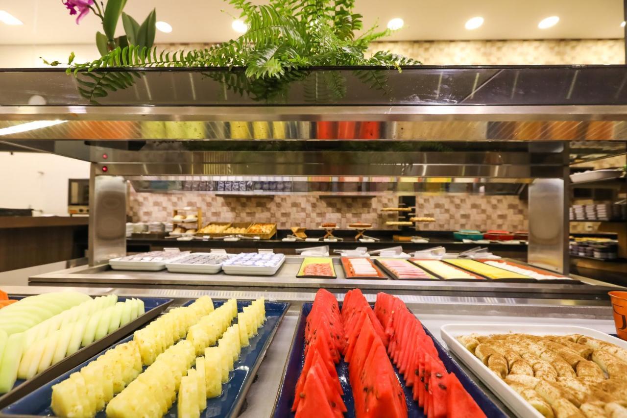 Готель Tryp By Wyndham Рібейран-Прету Екстер'єр фото A buffet at a hotel